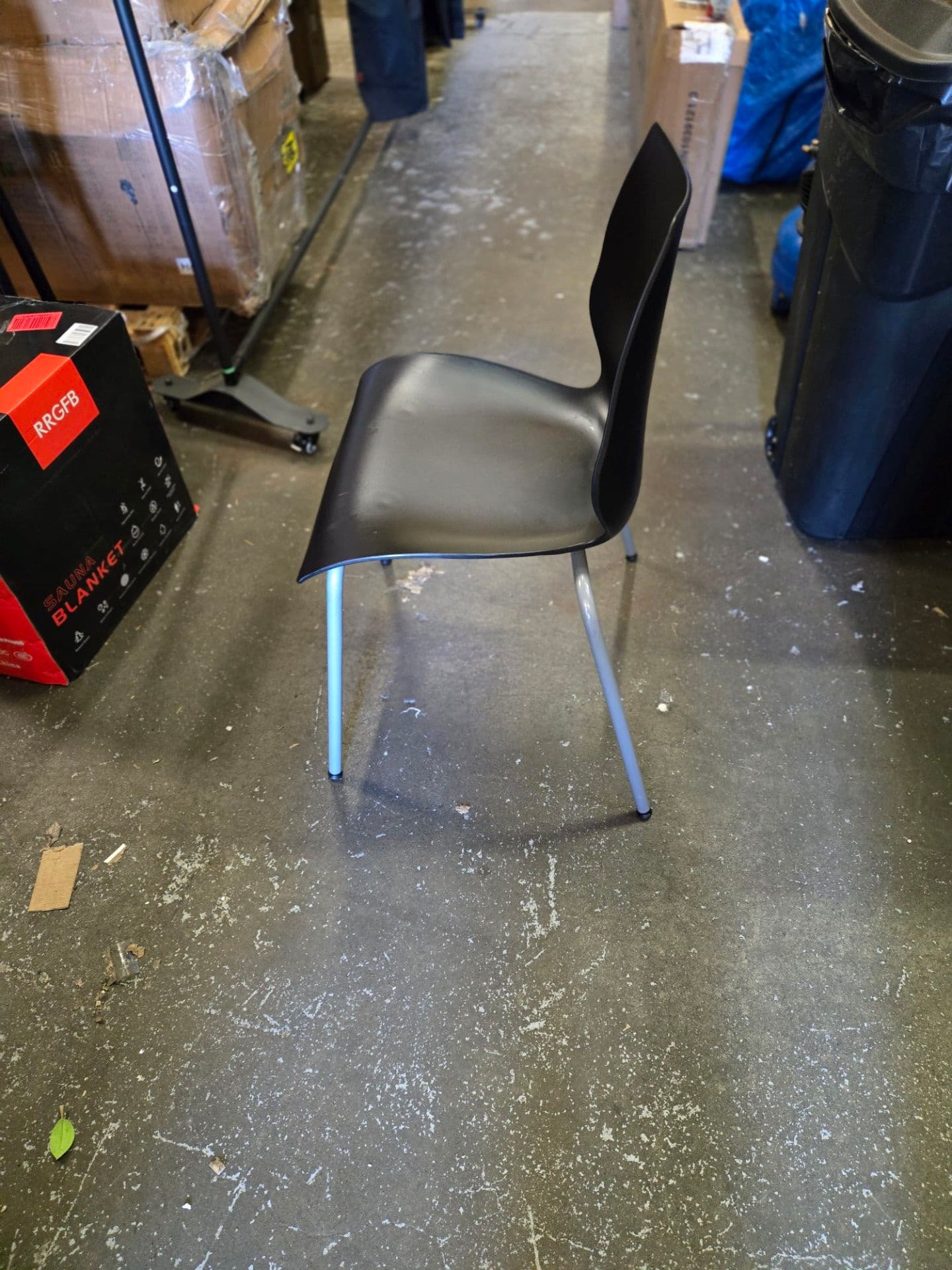 Heavy duty stackable chairs - Thumbnail 4