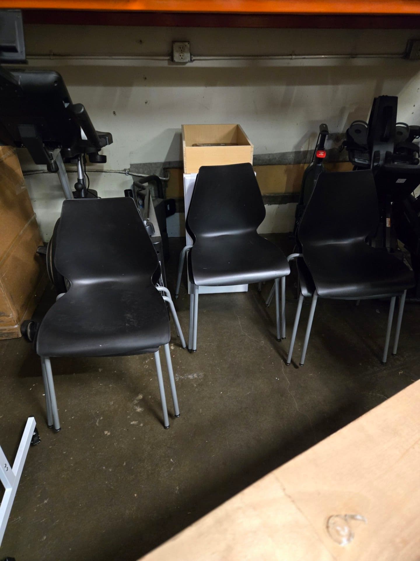 Heavy duty stackable chairs - Thumbnail 2