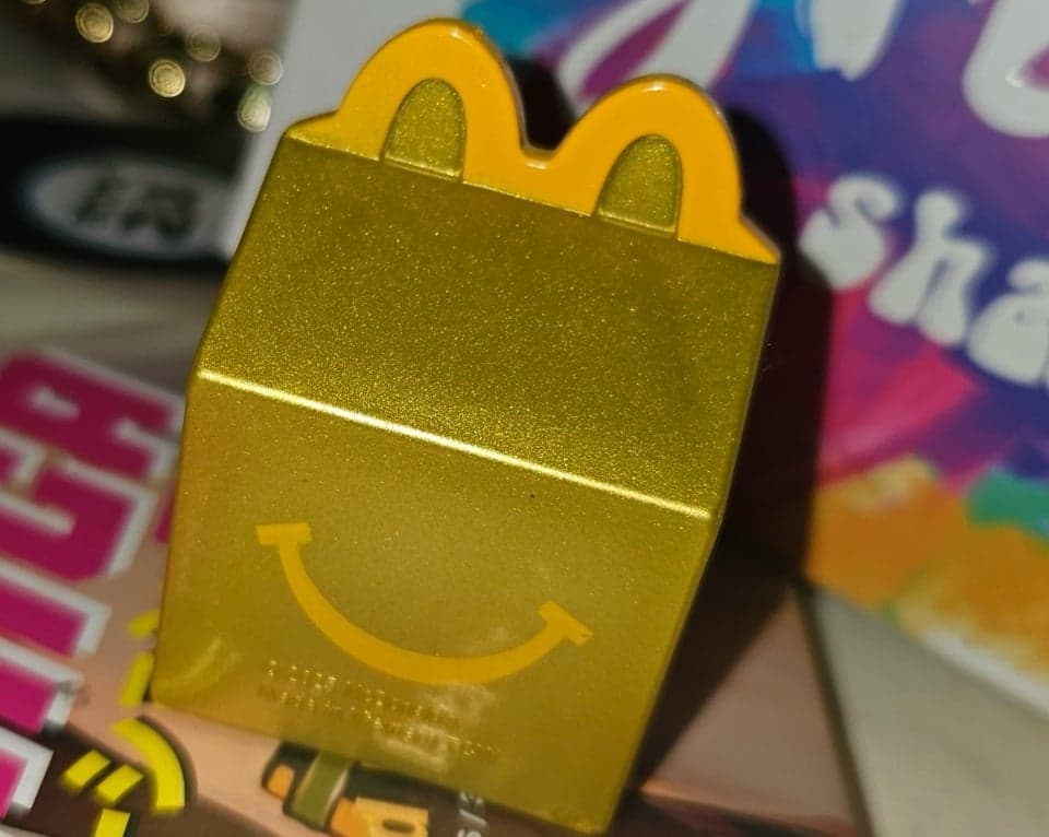 Mcdonald’s lil mcdonald’s golden RARE happy meal toy - Thumbnail 3