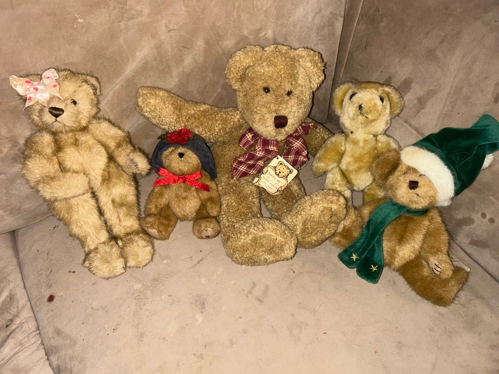 Lot of mixed Boyd’s bears n more