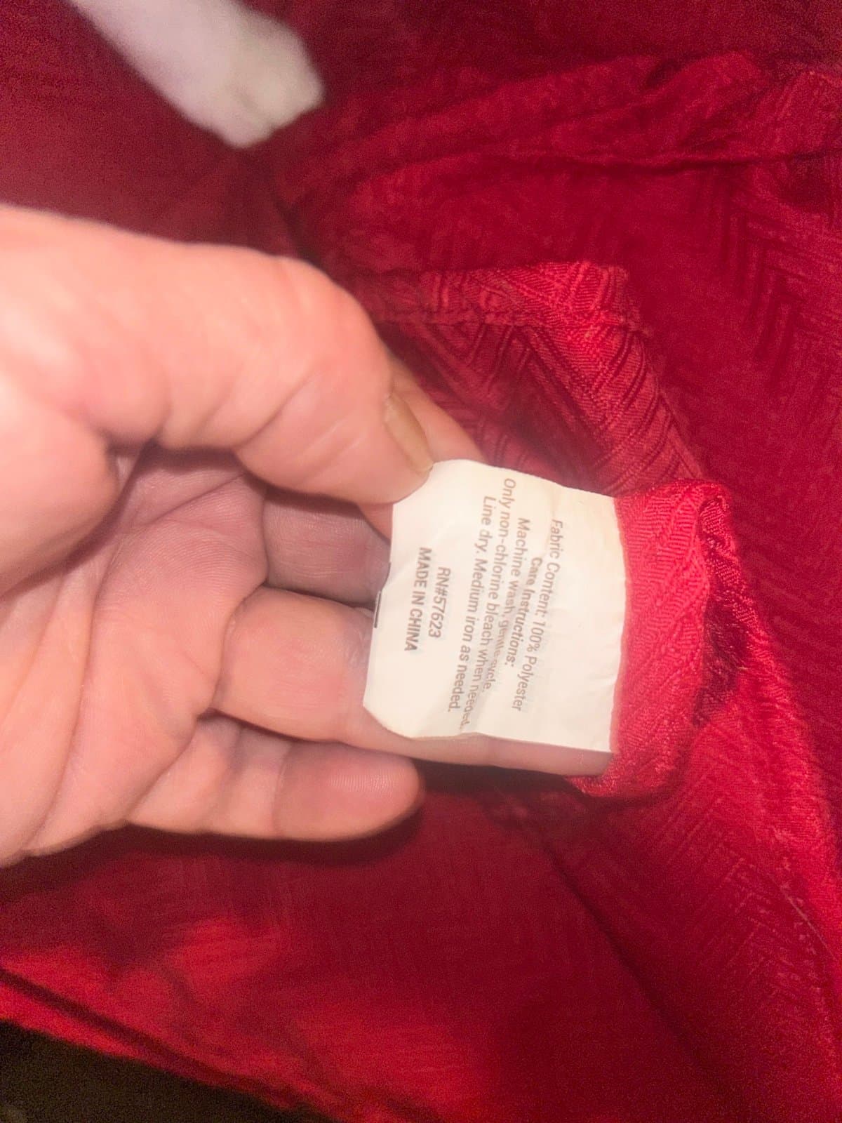 2/- couch pillows and a beautiful, long red tablecloth all brand new - Thumbnail 4
