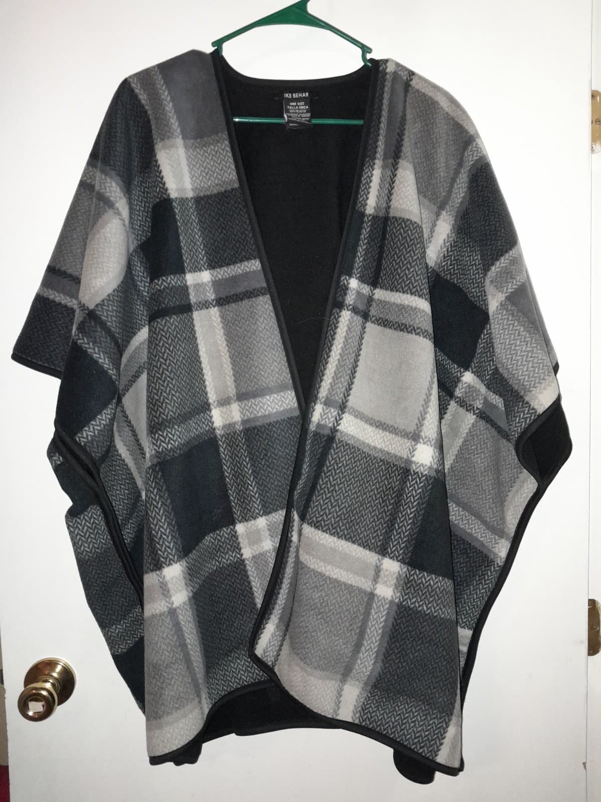 Ike Behar Wearable Throw Blanket Black Gray Plaid SUPER SOFT & COMFY! - Image 1