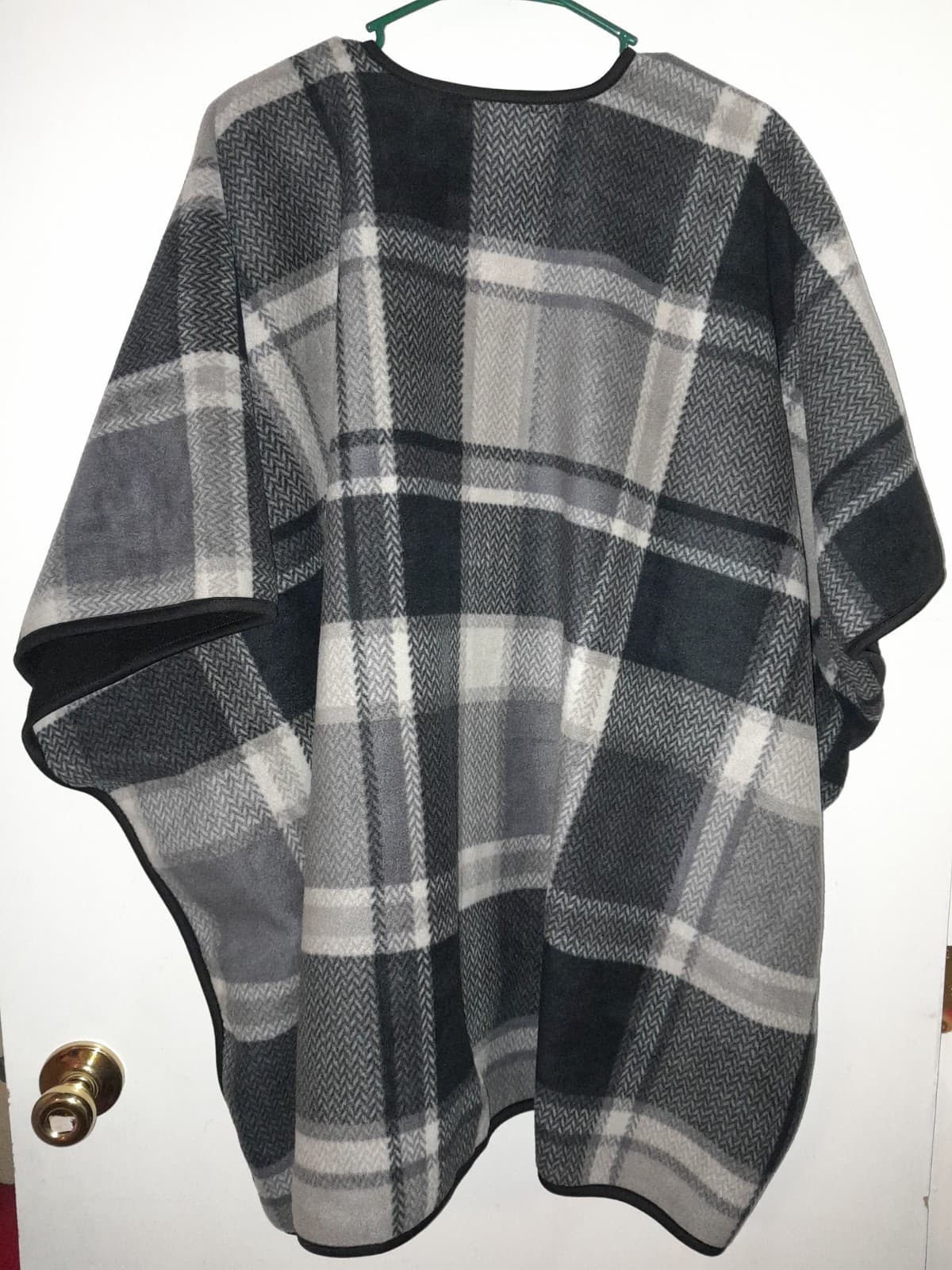 Ike Behar Wearable Throw Blanket Black Gray Plaid SUPER SOFT & COMFY! - Thumbnail 5