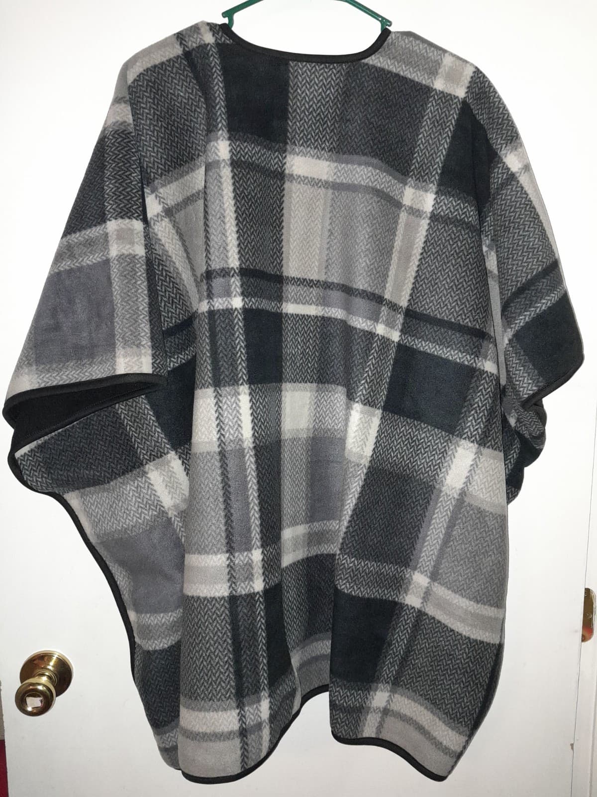 Ike Behar Wearable Throw Blanket Black Gray Plaid SUPER SOFT & COMFY! - Thumbnail 4