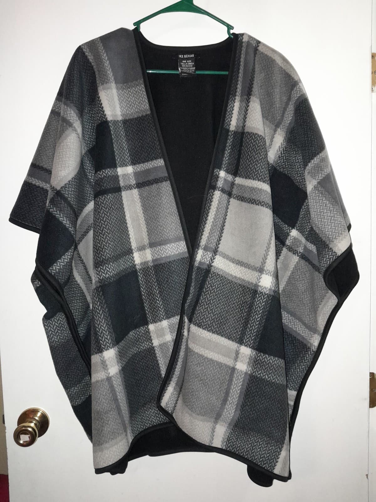 Ike Behar Wearable Throw Blanket Black Gray Plaid SUPER SOFT & COMFY! - Thumbnail 2