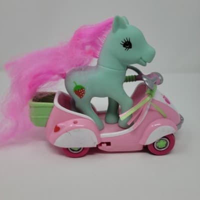 My Little Pony G3 Strawberry Swirl & Scootin Along Pink Vespa Scooter '04 Hasbro - Thumbnail 3