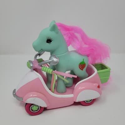 My Little Pony G3 Strawberry Swirl & Scootin Along Pink Vespa Scooter '04 Hasbro - Image 1