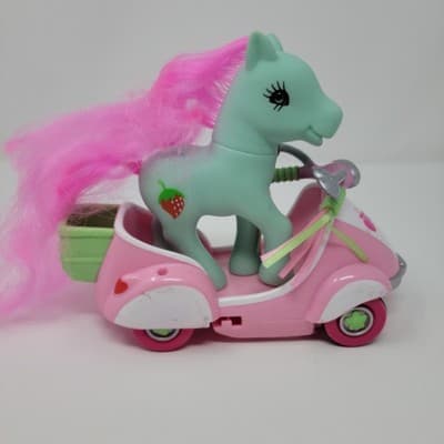 My Little Pony G3 Strawberry Swirl & Scootin Along Pink Vespa Scooter '04 Hasbro - Thumbnail 5