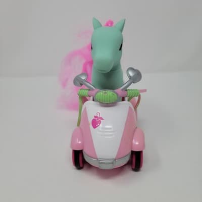 My Little Pony G3 Strawberry Swirl & Scootin Along Pink Vespa Scooter '04 Hasbro - Thumbnail 6