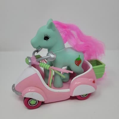 My Little Pony G3 Strawberry Swirl & Scootin Along Pink Vespa Scooter '04 Hasbro - Thumbnail 2