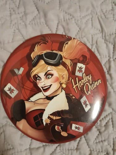 DC Comics Harley Quinn Bombshell Image 6 Inch Button with an Easel Back - Image 1