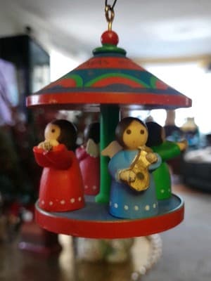 Vintage 1979 Hallmark Christmas Carousel Ornament Twirl-About Motion Angels - Image 1