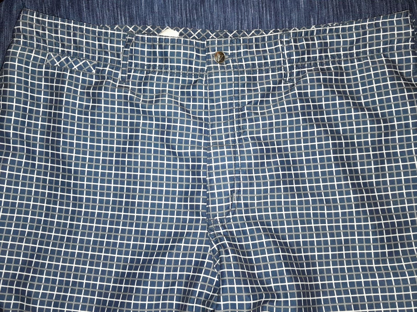 Univibe 38.5" x 12" Blue & White Plaid Tie Front Pocket Boardshorts Size 36 EUC - Thumbnail 5
