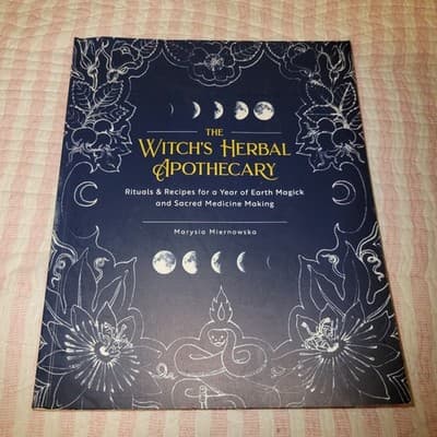 The Witch’s Herbal Apothecary — Marysia Miernowska (2020, Fair Winds Press) - Image 1