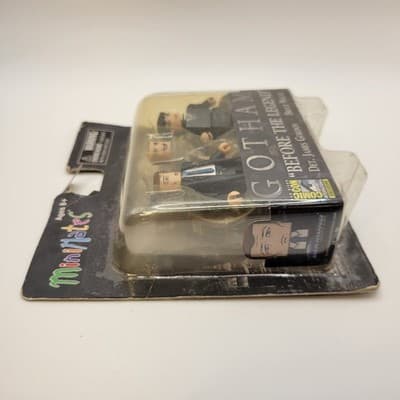 SDCC 2015 MiniMates Gotham Before the Legend Bruce Wayne & Jim Gordon Exclusive - Thumbnail 4
