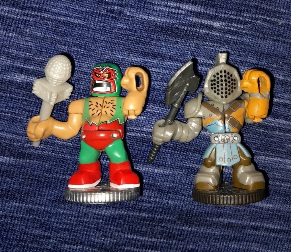 Akedo Ultimate Arcade Warriors Series 1 Loco Grande & Aximus Classic Minifigures - Image 1