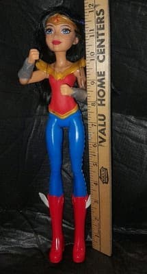 DC Super Hero Girls Wonder Woman Figure And Metropolis High Book Bundle Lot Of 2 - Thumbnail 5