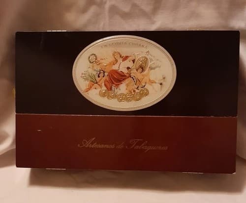 La Gloria Cubana Artesanos de Tabaqueros Wood Cigar Hinged Box Fits 25 Cigars - Image 1