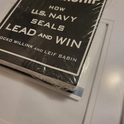 Extreme Ownership Jocko Willink Leif Babin Leadership Navy SEALs Book - Thumbnail 4