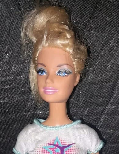 1998/1999 Mattel Barbie Doll Blonde Blue Eyes T-shirt & Beige Heels - Image 1