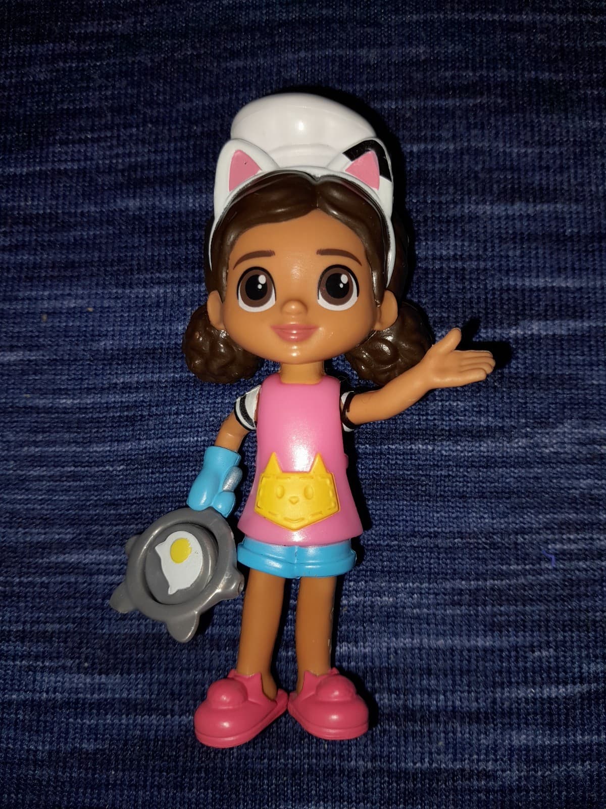 Gabby’s Dollhouse, Lunch and Munch Kitchen Figure (Gabby With Frying Pan) - Image 1