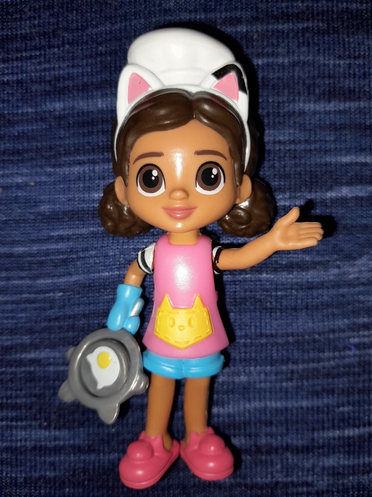 Gabby’s Dollhouse, Lunch and Munch Kitchen Figure (Gabby With Frying Pan) - Thumbnail 2