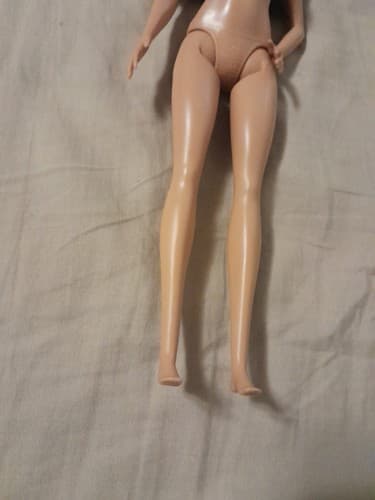 Barbie FASHIONISTA Hispanic Brunette NUDE DOLL Flat Feet Brown Eyes 2015 - Thumbnail 3