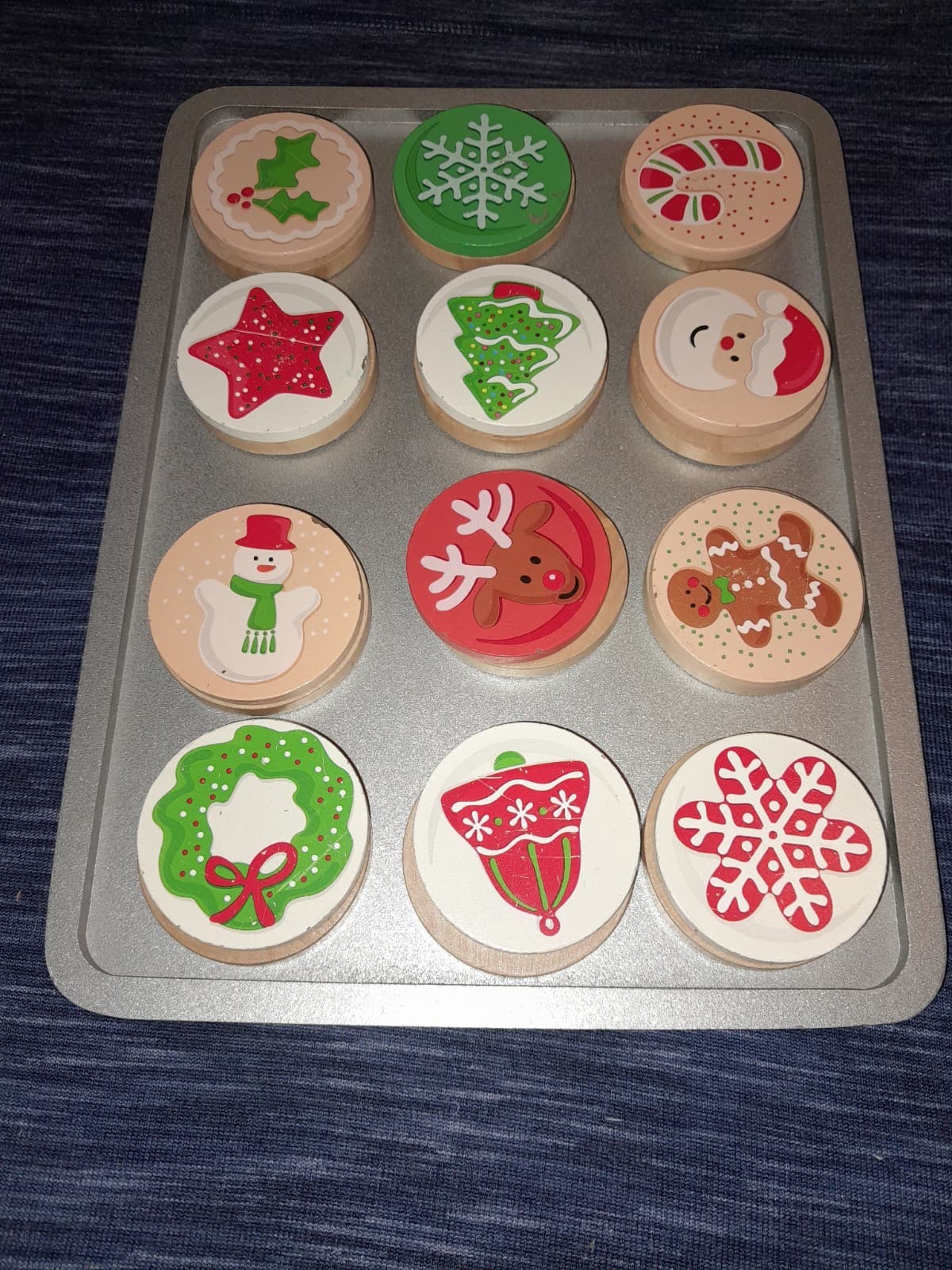 Melissa & Doug Slice and Bake Christmas Cookies Wooden Play Set Tray 8.5" X11" - Thumbnail 2