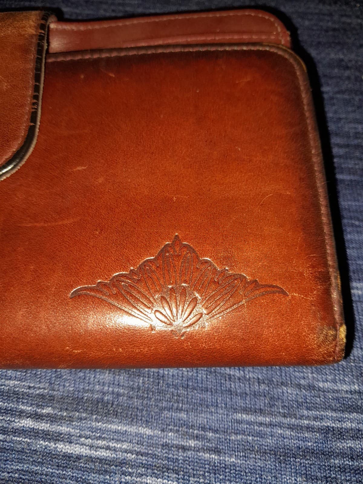 Buxton Brown red w Wine Lining Leather Wallet Embossed Flower Design Cowhide - Thumbnail 2