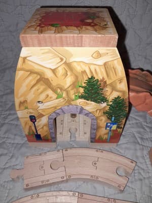 Chuggington TOMY Wooden Railway Hill Tunnel Set 18Pc Tracks Signs Risers RARE - Thumbnail 2