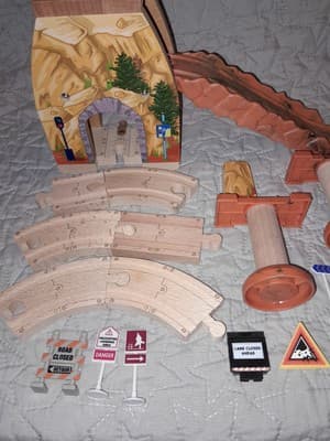 Chuggington TOMY Wooden Railway Hill Tunnel Set 18Pc Tracks Signs Risers RARE - Thumbnail 4