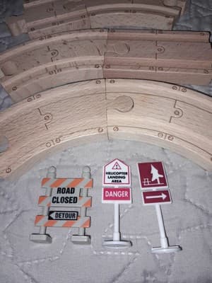 Chuggington TOMY Wooden Railway Hill Tunnel Set 18Pc Tracks Signs Risers RARE - Thumbnail 5