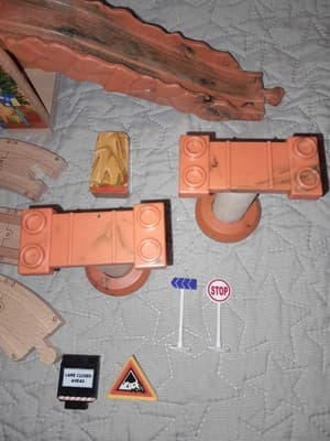 Chuggington TOMY Wooden Railway Hill Tunnel Set 18Pc Tracks Signs Risers RARE - Thumbnail 7