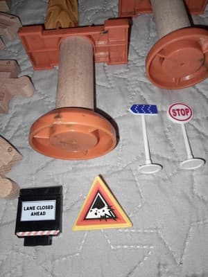 Chuggington TOMY Wooden Railway Hill Tunnel Set 18Pc Tracks Signs Risers RARE - Thumbnail 6