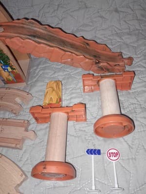 Chuggington TOMY Wooden Railway Hill Tunnel Set 18Pc Tracks Signs Risers RARE - Thumbnail 3