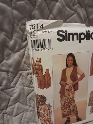 Simplicity 7614 Pattern Womens Vest Skirt & Shorts Plus Size 26W 28W 30W 32W UC - Thumbnail 2