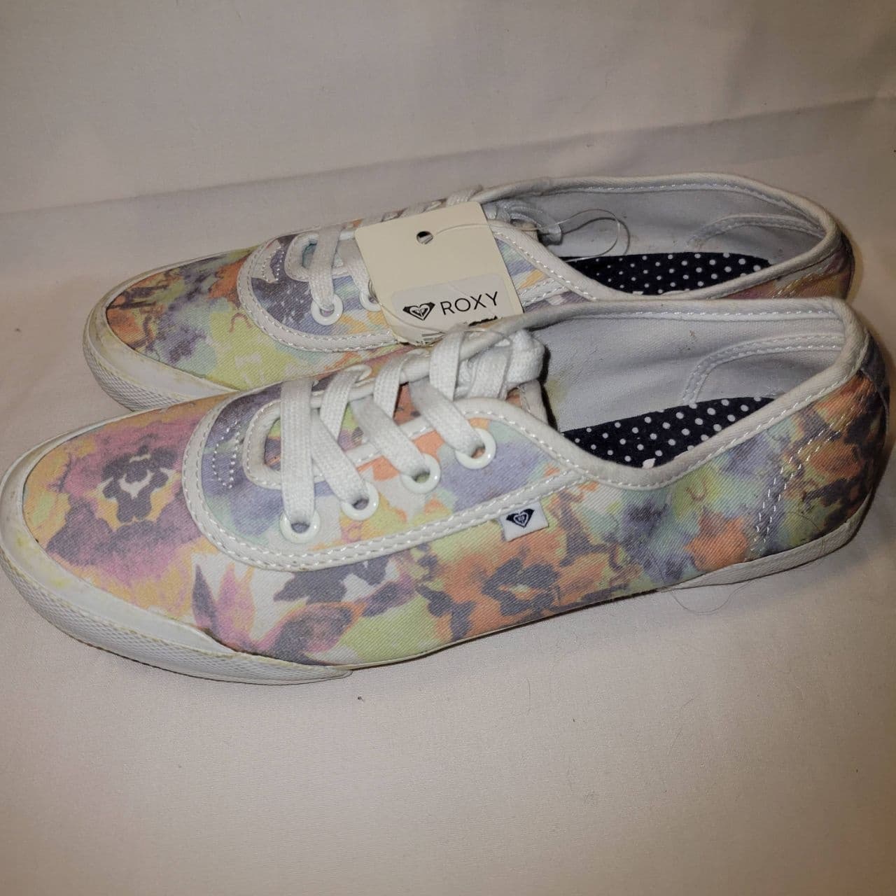 Roxy Santa Cruz Women’s 8.5 Canvas Floral Lace-Up Sneakers ARJS300156 - Thumbnail 2