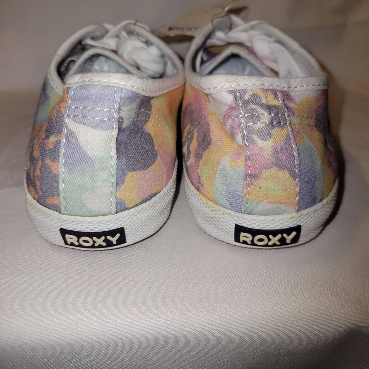 Roxy Santa Cruz Women’s 8.5 Canvas Floral Lace-Up Sneakers ARJS300156 - Thumbnail 3