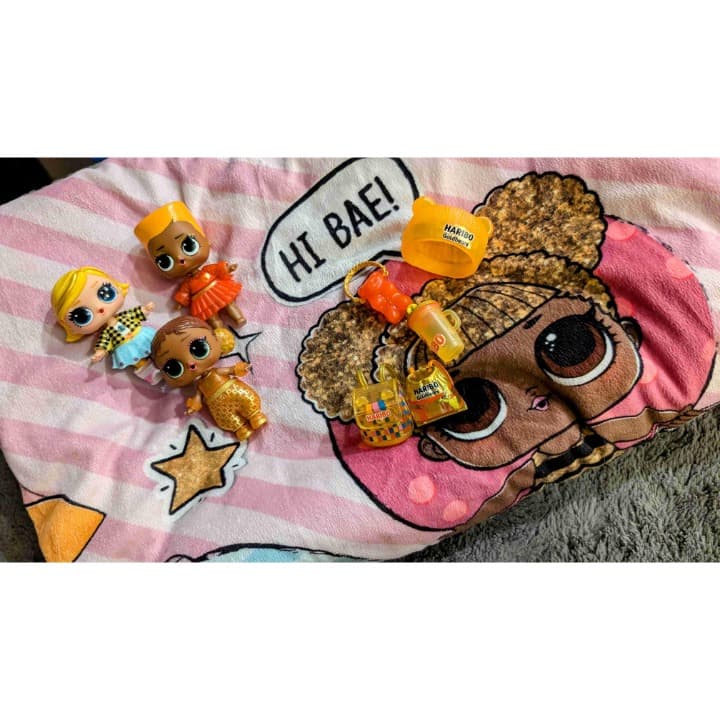 LOL DOLL HUGE LOT DOLLS ACCESSORIES AND HOODED BLANKET. SUPER CUTE LOT. LIKE NEW - Image 1