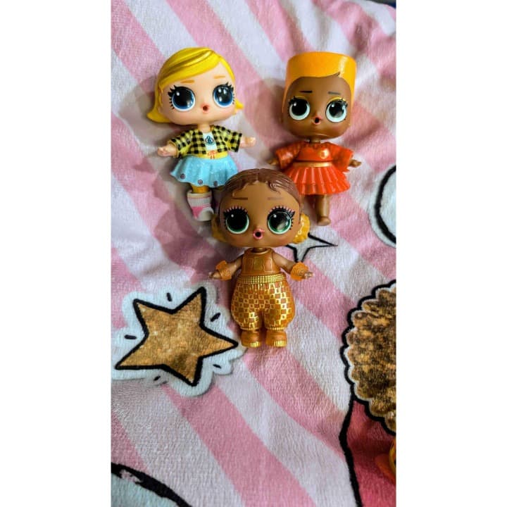 LOL DOLL HUGE LOT DOLLS ACCESSORIES AND HOODED BLANKET. SUPER CUTE LOT. LIKE NEW - Thumbnail 3