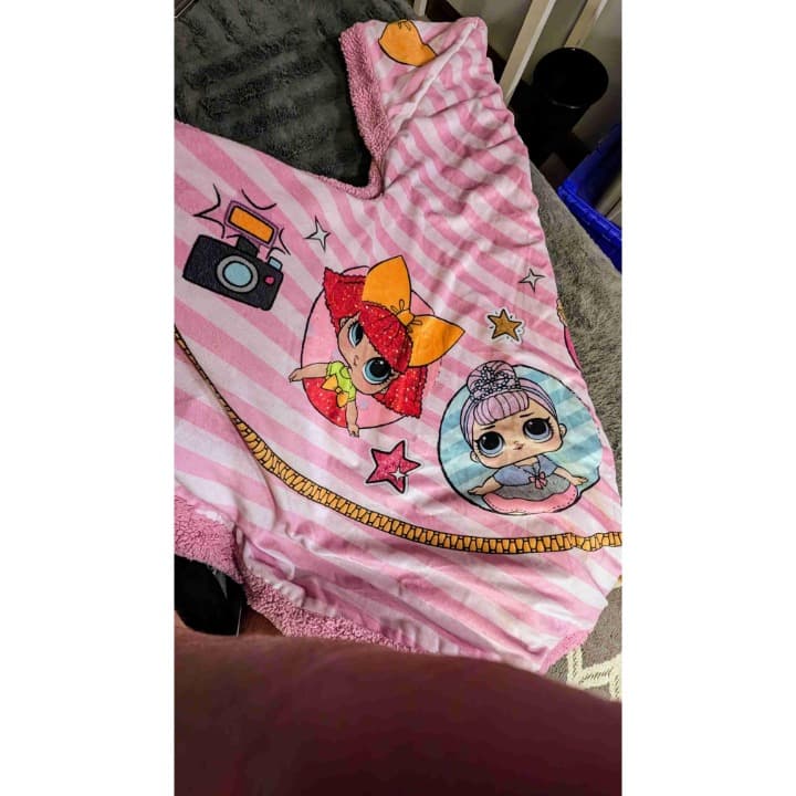 LOL DOLL HUGE LOT DOLLS ACCESSORIES AND HOODED BLANKET. SUPER CUTE LOT. LIKE NEW - Thumbnail 7