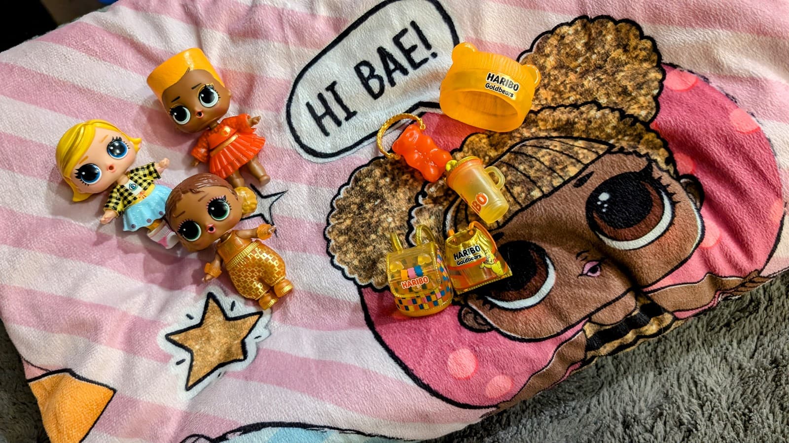 lol dolls Lot includes a hooded Blanket SUPER CUTE with dolls and accessories. - Image 1