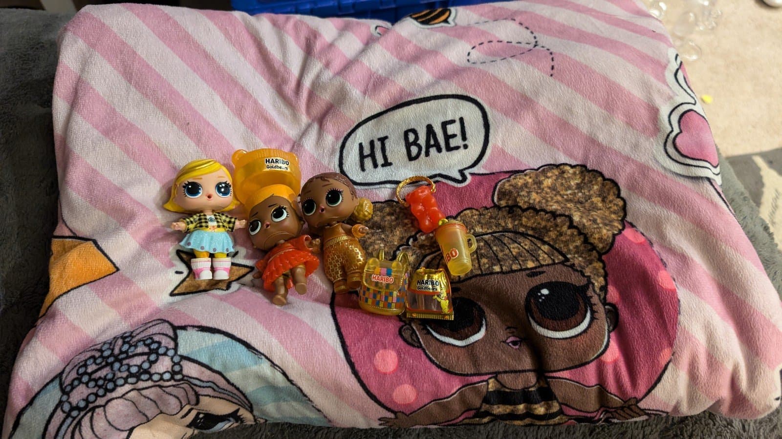 lol dolls Lot includes a hooded Blanket SUPER CUTE with dolls and accessories. - Thumbnail 4