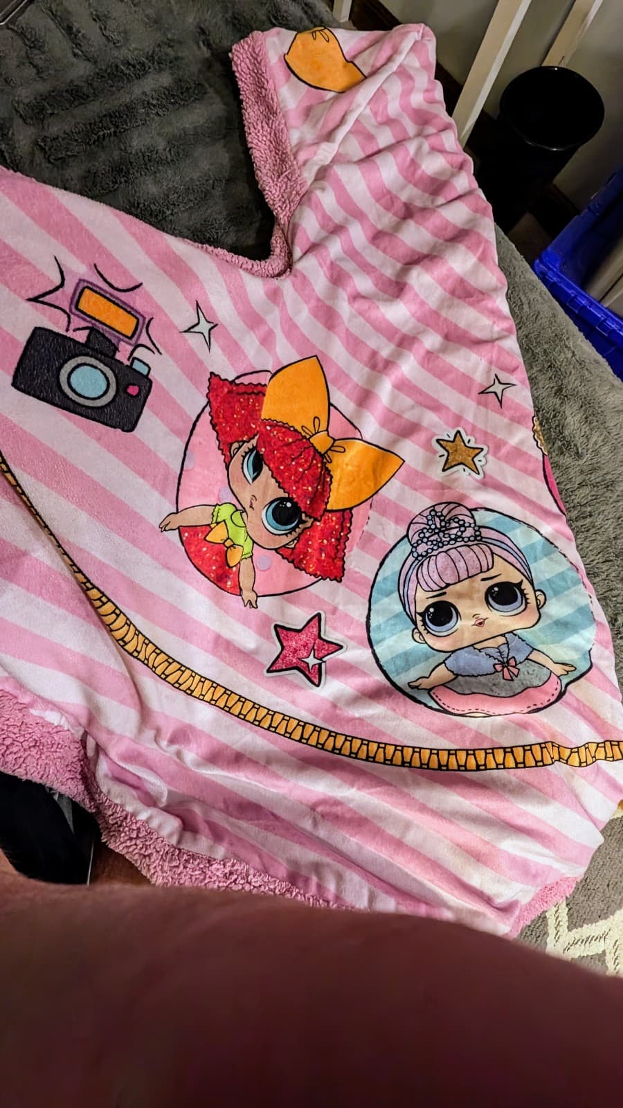 lol dolls Lot includes a hooded Blanket SUPER CUTE with dolls and accessories. - Thumbnail 6