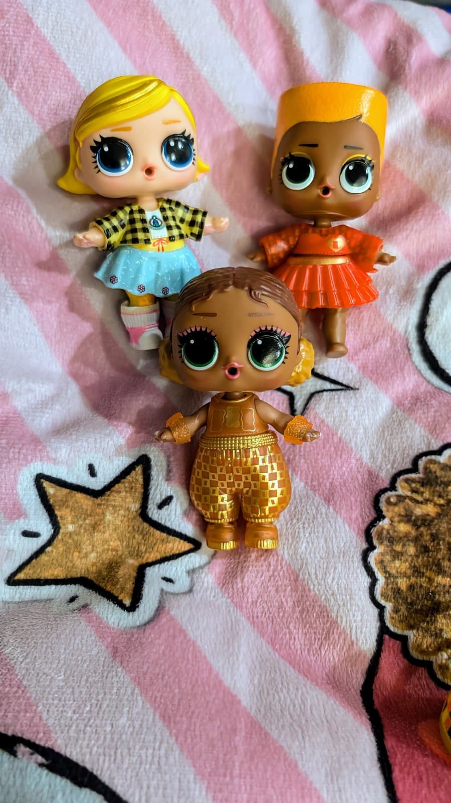 lol dolls Lot includes a hooded Blanket SUPER CUTE with dolls and accessories. - Thumbnail 3