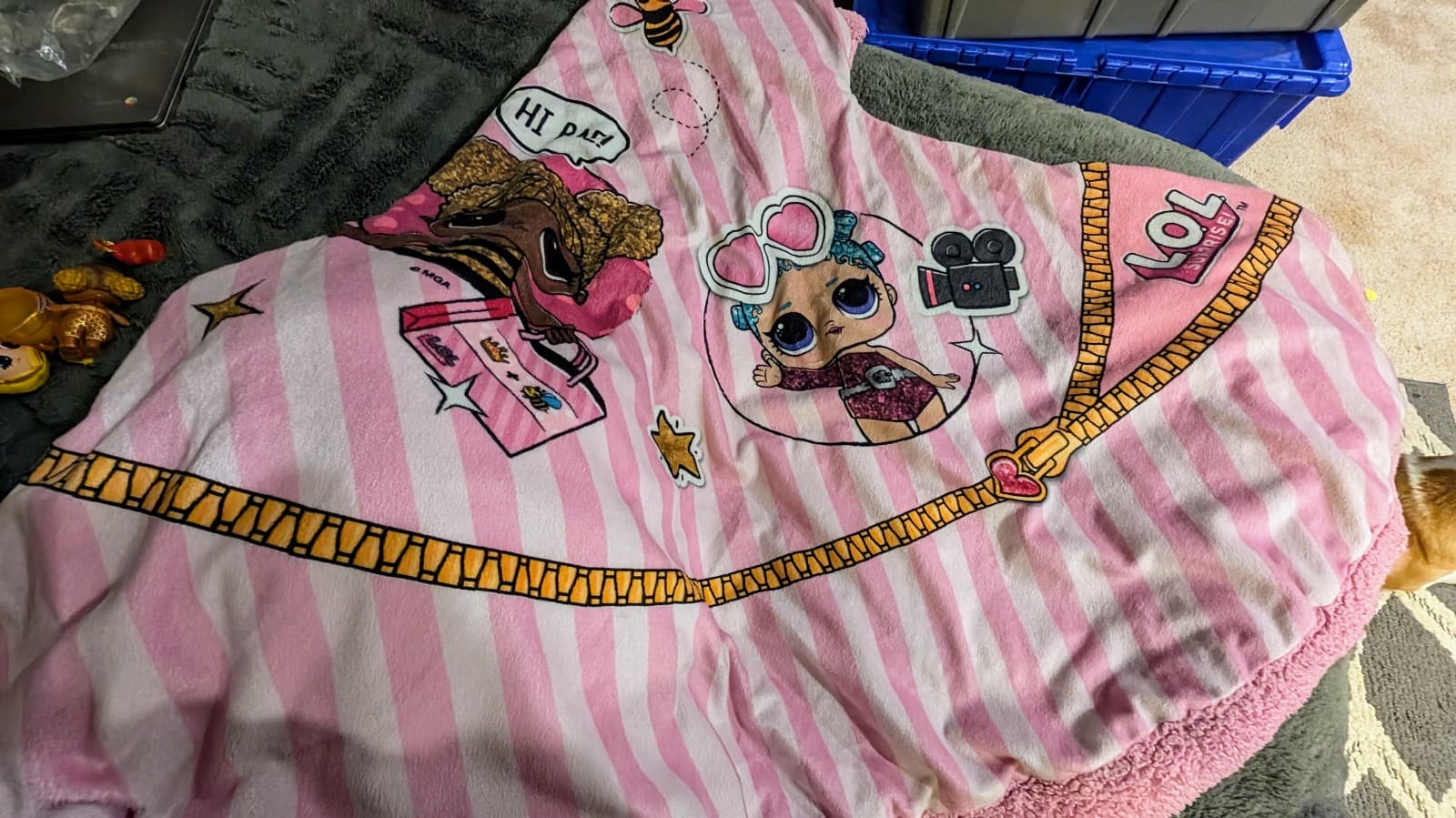 lol dolls Lot includes a hooded Blanket SUPER CUTE with dolls and accessories. - Thumbnail 8