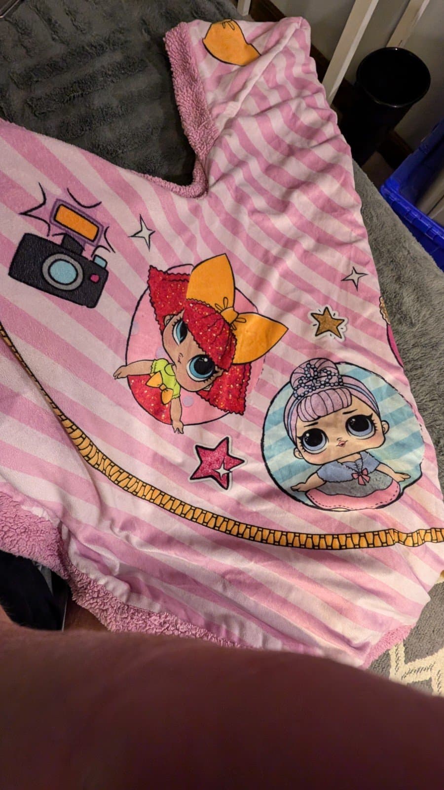 lol dolls Lot includes a hooded Blanket SUPER CUTE with dolls and accessories. - Thumbnail 9