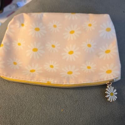 Ipsy Daisy Floral Makeup Bag Fabric Pink White Yellow Zipper - Image 1
