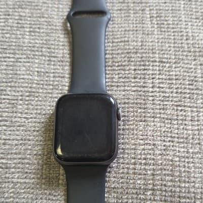 Apple Watch SE 44mm Black Aluminum Case Fluoroelastomer Band Heart Rate Monitor - Image 1