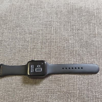Apple Watch SE 44mm Black Aluminum Case Fluoroelastomer Band Heart Rate Monitor - Thumbnail 3